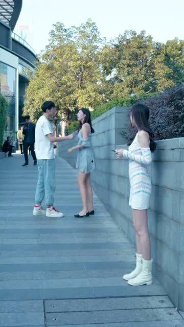 情侣吵架路上吃瓜,笑料百出！