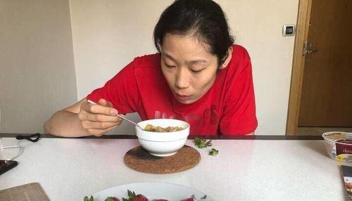 朱婷吃瓜,揭秘排球女神的日常生活趣事