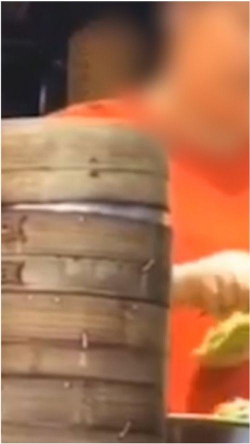 南京上午吃瓜,瓜果飘香，市民共享悠闲时光